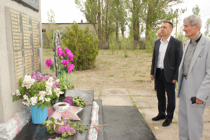 Ко Дню Победы ветераны в Олешковском районе объехали памятники