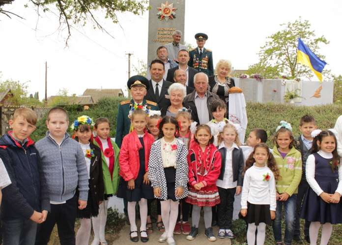 Ко Дню Победы ветераны в Олешковском районе объехали памятники