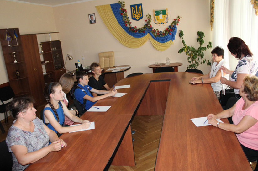 Олешковских гимназистов пустили посидеть в президиуме райсовета