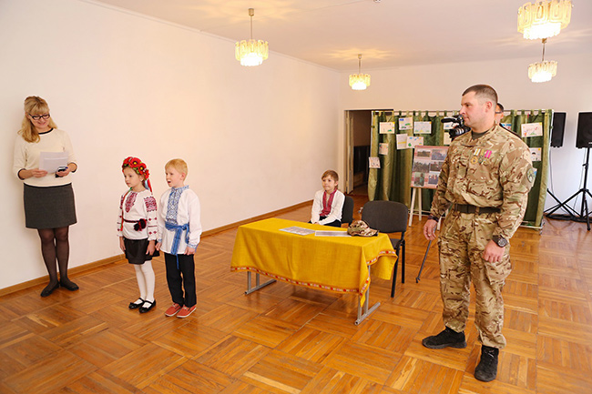 Маленькие херсонцы поддержали украинских военнослужащих письмами