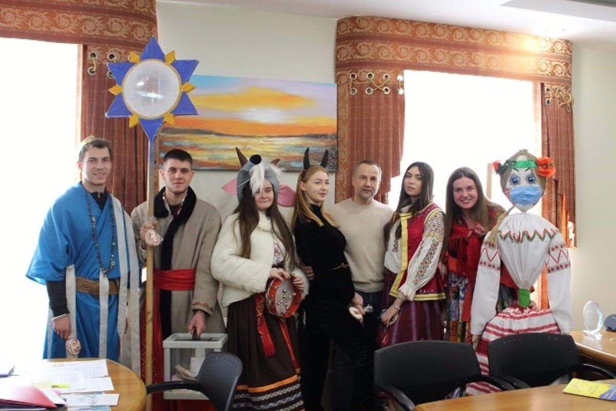 Херсонский горсовет посетили участники молодёжного благотворительного проекта