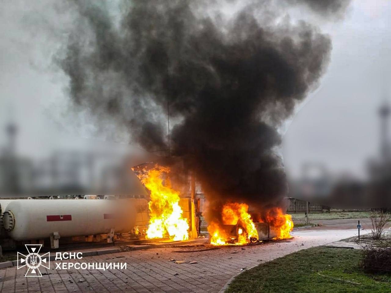 ДСНС ліквідувала пожежу на АЗС після удару дрона у Херсоні