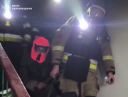 Рятувальники евакуювали літню жінку з палаючого будинку після атаки БпЛА (ВІДЕО)