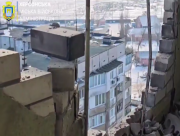 Російський дрон атакував багатоповерхівку в Центральному районі Херсона (ВІДЕО)