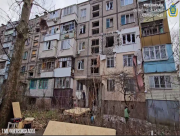 Російські війська обстріляли Корабельний район Херсона: пошкоджено багатоповерхівку