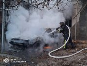 Рятувальники ліквідували пожежу автомобіля після атаки ворога у Херсоні