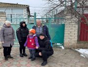 Поліцейські евакуювали дві родини з дітьми з прифронтового селища Херсонщини