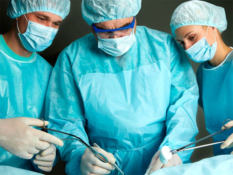 В Херсоне врачи собрали пациентке позвоночник на винтах