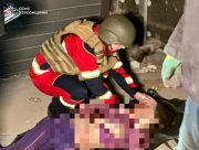 Трагедія у Херсоні: рятувальники виявили тіло загиблої жінки після авіаудару (Відео)