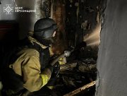 Під ударами дронів: у Херсоні рятувальники вивели з палаючого будинку дитину