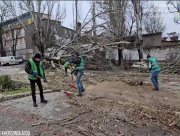 Наслідки негоди в Херсоні ліквідовують комунальники (ВІДЕО)