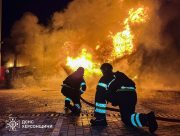 Російський дрон атакував АЗС у Херсоні: загорівся паливозаправник (ВІДЕО)