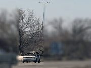 Ворог скинув вибухівку з дрона на цивільне авто з людьми у Херсоні