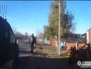На Херсонщині поліцейські евакуювали маломобільну пенсіонерку з-під обстрілів (ВІДЕО)