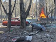 Російська авіація вдарила по центру Херсона: пошкоджено соціальні об'єкти та цивільні автівки