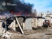 У Херсоні після ворожого обстрілу виникла масштабна пожежа (ФОТО)
