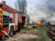 Херсонські рятувальники потрапили під атаку дрона під час гасіння пожеж (ФОТО)