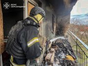 Пожежа у херсонській багатоповерхівці після удару дронів: травмовано чоловіка (ВІДЕО)