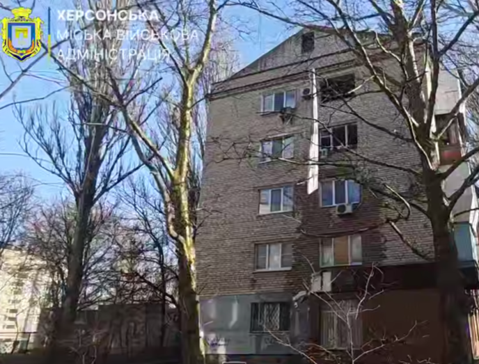 Середмістя Херсона під вогнем: наслідки ранкового обстрілу (ВІДЕО)