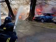 Три автівки згоріли в центрі Херсона через ворожий дрон (ВІДЕО)