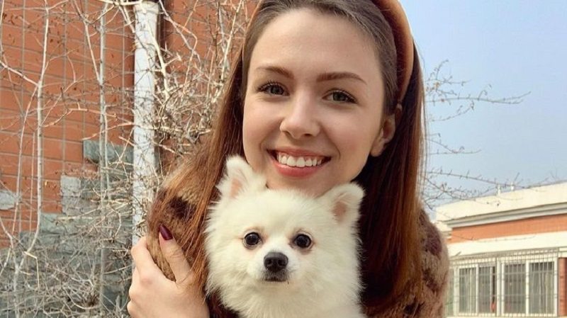 Херсонская девушка с собачкой из Китая собрала помощь для больниц