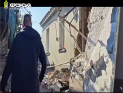 Російські війська обстріляли Корабельний район Херсона: двоє поранених, зруйноване житло (ВІДЕО)