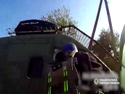 Поліцейські врятували хворих чоловіка та жінку з-під обстрілів на Херсонщині (ВІДЕО)
