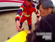 Херсонські поліціянти евакуювали пораненого жителя Червоного Маяка (ВІДЕО)