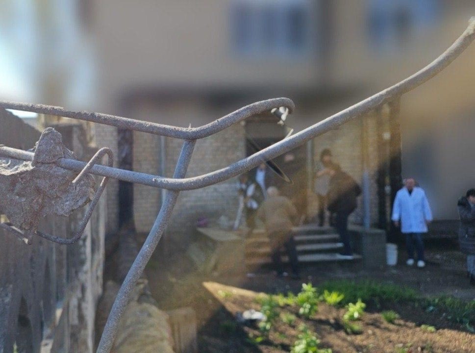 Російський дрон вдарив по лікарні в Херсоні: четверо медиків поранені