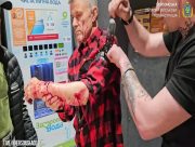 Російська атака на Херсон: двоє постраждалих, пошкоджені автівки (ВІДЕО)