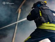 У Херсоні внаслідок ворожої атаки загорівся житловий будинок, є постраждалий (ФОТО)