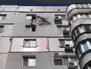 Атака безпілотника в Центральному районі Херсона: пошкоджено будинок, є поранена (ВІДЕО)
