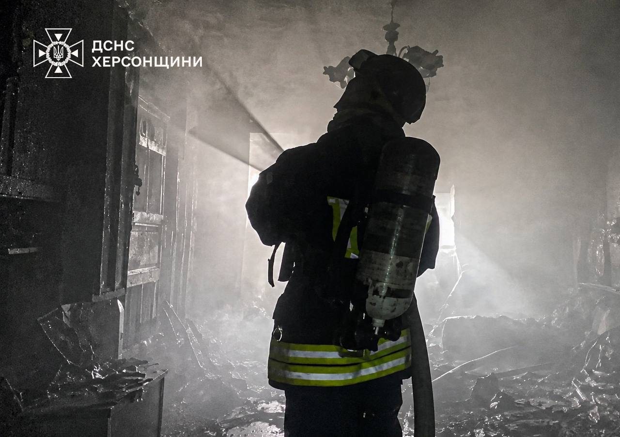 Рятувальники ліквідували пожежу в багатоповерхівці Херсона після атаки БпЛА