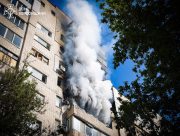 У Херсоні через атаку FPV-дрона загорілася багатоповерхівка: рятувальники евакуювали двох дітей та двох дорослих