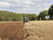 Окупанти скинули вибухівку на тракториста, коли той працював в полі