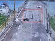 Українські військові вдало евакуювали жінку яка йшла по Антонівському мосту Херсона
