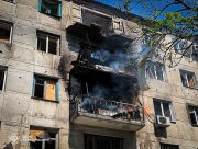 У Херсоні під час пожежі, спричиненої обстрілом, врятували двох людей