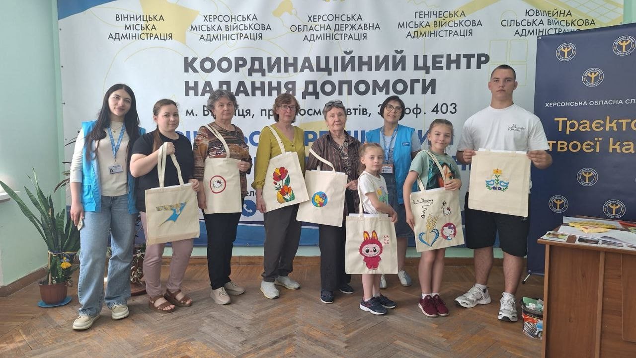 Вінниця, переселенці, Херсонщини, провели, майстер-клас, розпис, шоперів, Херсонський, гуманітарний, офіс, Вільні разом, підтримки, благодійного, фонду, Посмішка.ua, мистецька, ініціатива