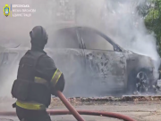 У Херсоні ворожий дрон атакував середмістя: згоріла автівка (ВІДЕО)