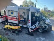Російські дрони поцілили в карету "швидкої" у Херсоні: поранено двох медиків