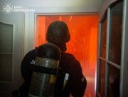 Херсонські рятувальники ліквідували наслідки атак БпЛА: горіли квартири та автівки