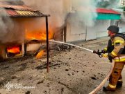 Внаслідок атаки російського БпЛА у Херсоні згоріли магазини та вантажний мікроавтобус