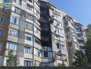 Російський дрон влучив у багатоповерхівку в Херсоні: спалахнула пожежа (ВІДЕО)