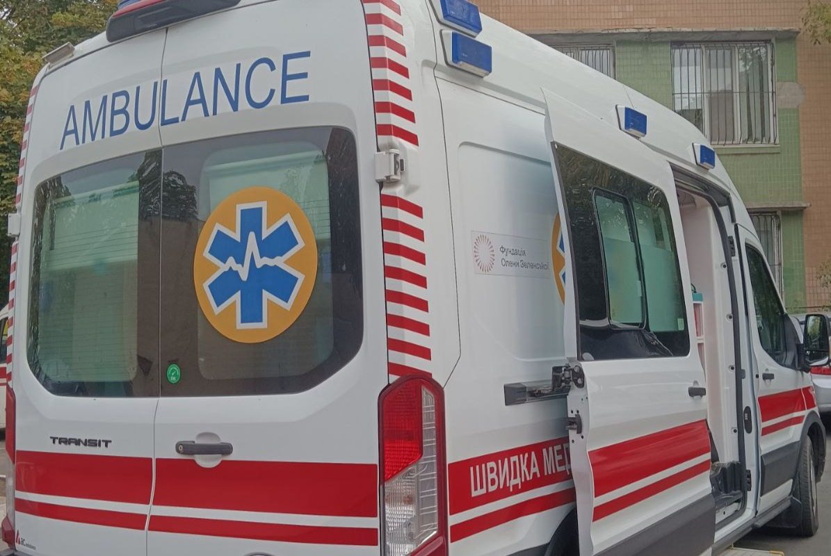 Після атаки дрона на авто в Херсоні до лікарів звернувся 57-річний чоловік