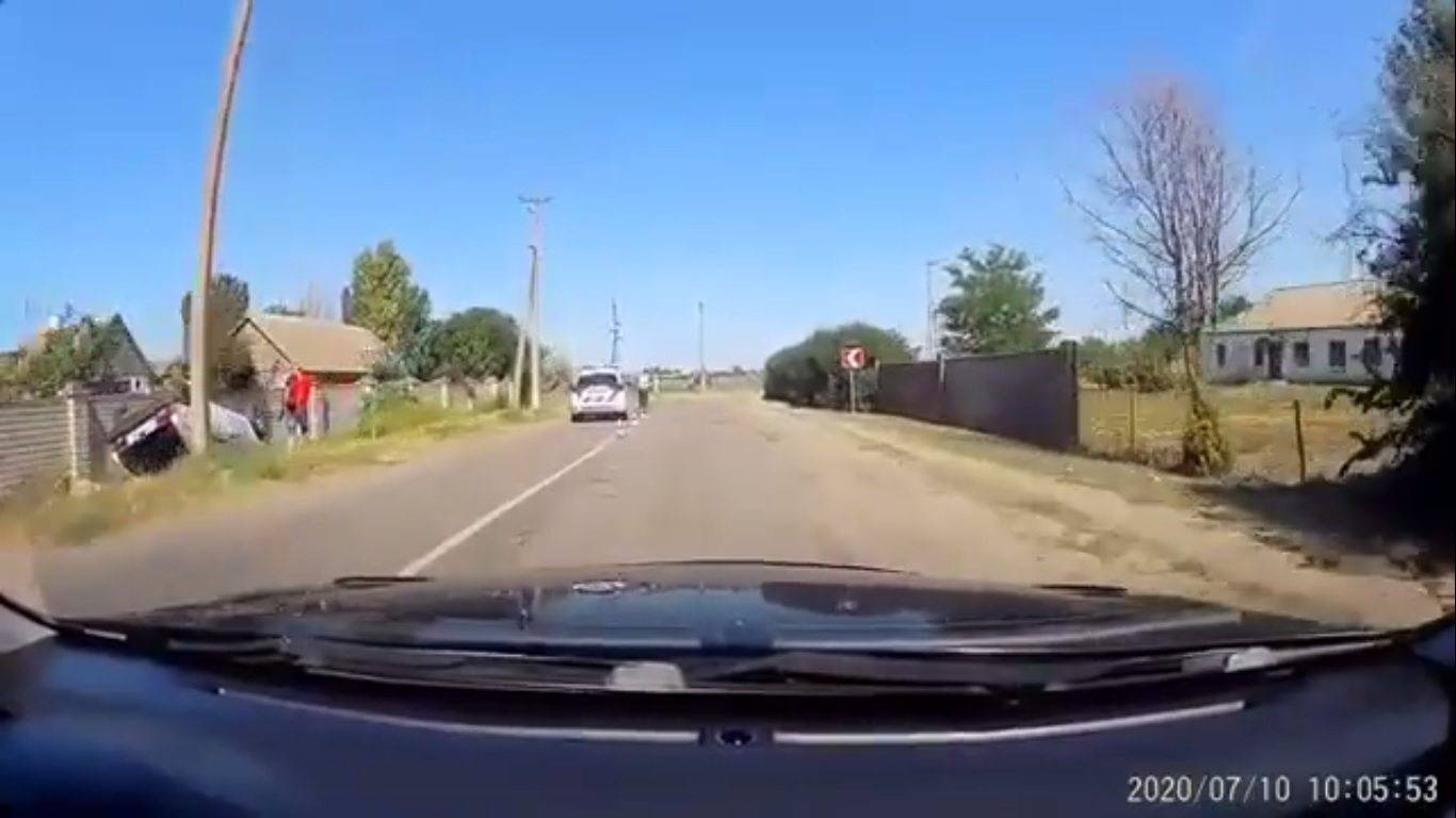 По дороге на херсонской курорт перевернулся и упал в кювет автомобиль (видео)