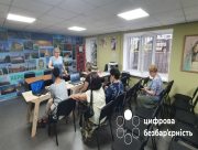 Переселенці з Херсонщини у Дніпрі опановують цифрову грамотність