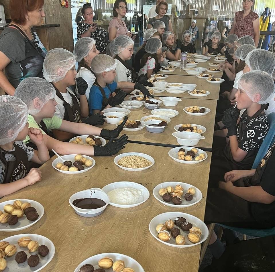 Юні, переселенці, Херсонської, області, виготовляли, солодощі, проєкт, підтримки, ВПО, Картка Херсонщини, торгова, марка, Румʼяний хліб, майстер-клас, областний, проєкт, підтримки, переміщених, осіб