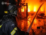 Російські війська знову обстріляли Херсон: горіла будівля у Центральному районі (ВІДЕО)