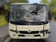 Російський дрон атакував маршрутний автобус у Херсоні: постраждала жінка