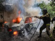 У Херсоні російський FPV-дрон атакував легковий автомобіль: виникла пожежа